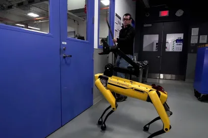 spotmini boston dynamics dvere otvaranie