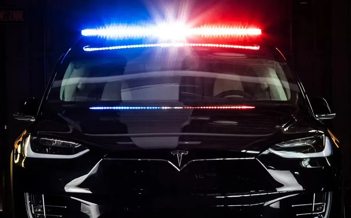 tesla model x policia jpg webp