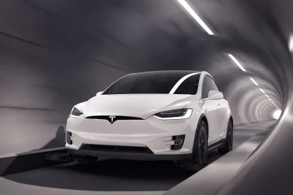 Tesla Model X na podzemnej diaľnici