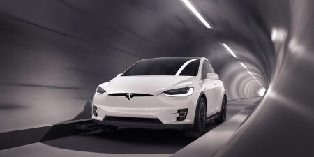 Tesla Model X na podzemnej diaľnici