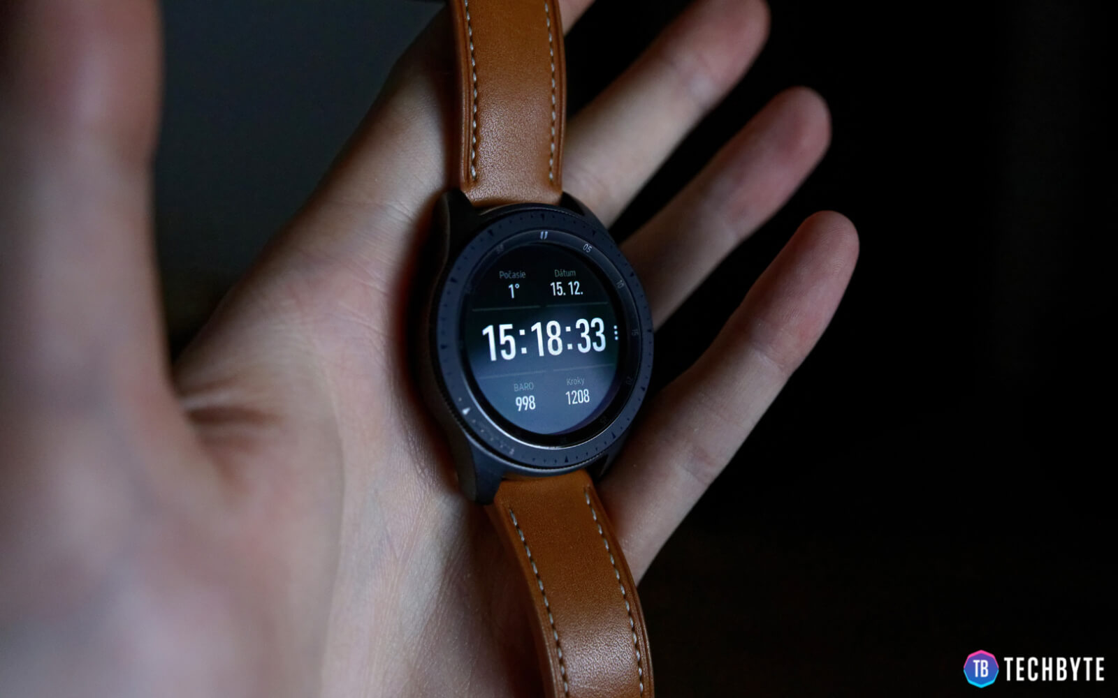 Súčasná generácia Samsung Galaxy Watch s 42 mm veľkosťo