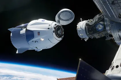 video nasa spacex iss crew dragon autonomne zakotvila vesmirna lod