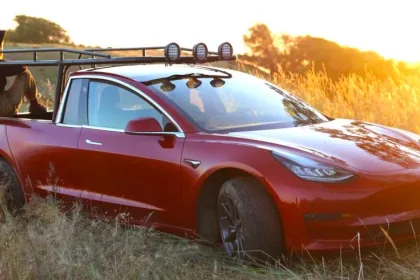 Takto vyzerá pickup Tesla, za ktorým stojí YouTuberka Simone