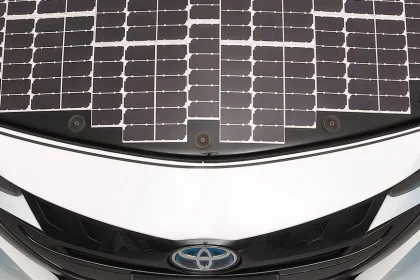 Solárny panel na kapote auta