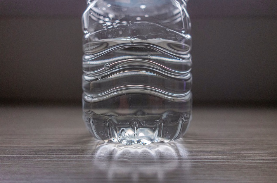 Voda v plastovej fľaši