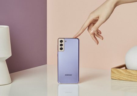 13 galaxys21 plus lifestyle violet hand 201230080032