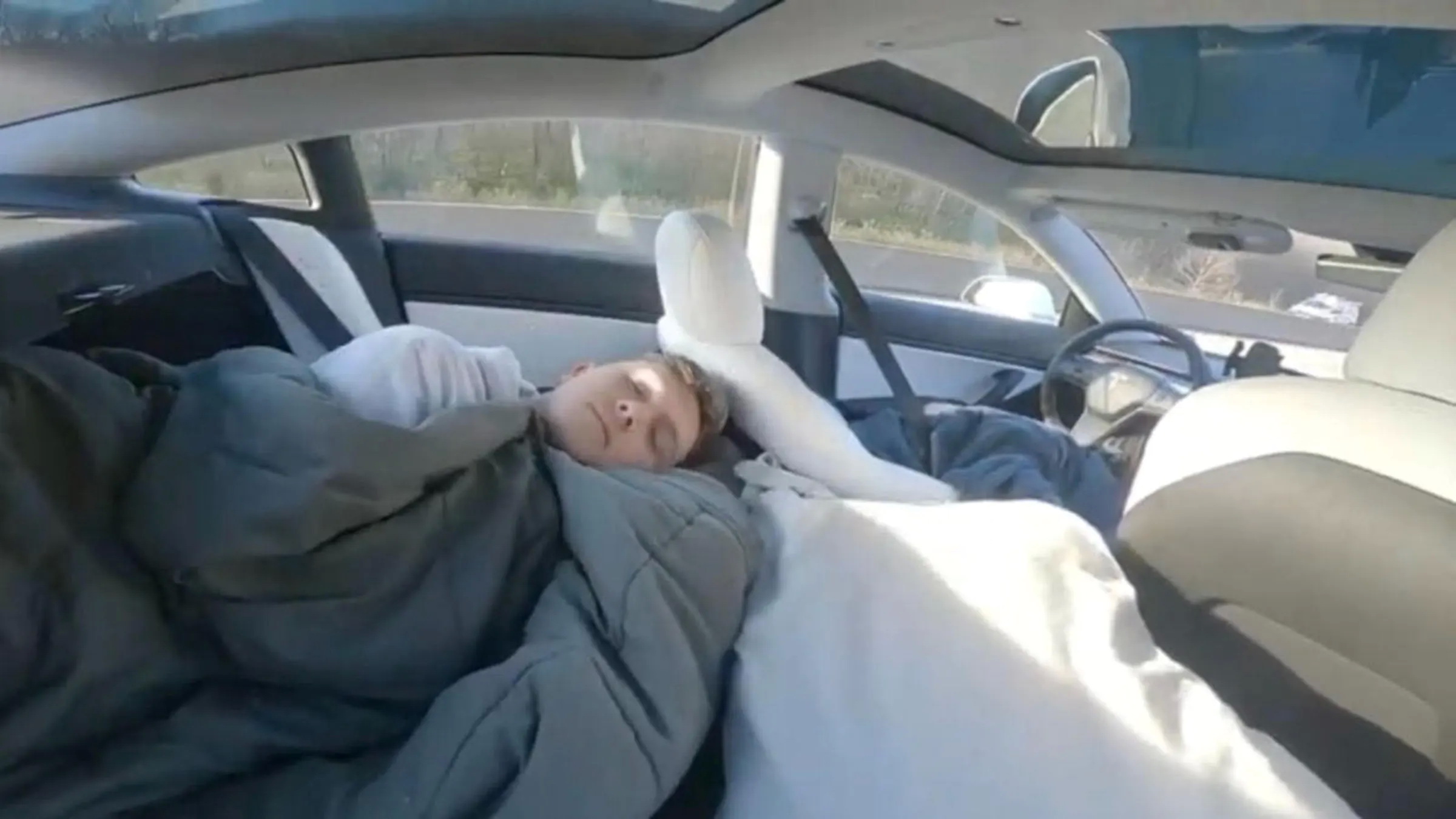 Spiaci chlapec v Tesla Model 3