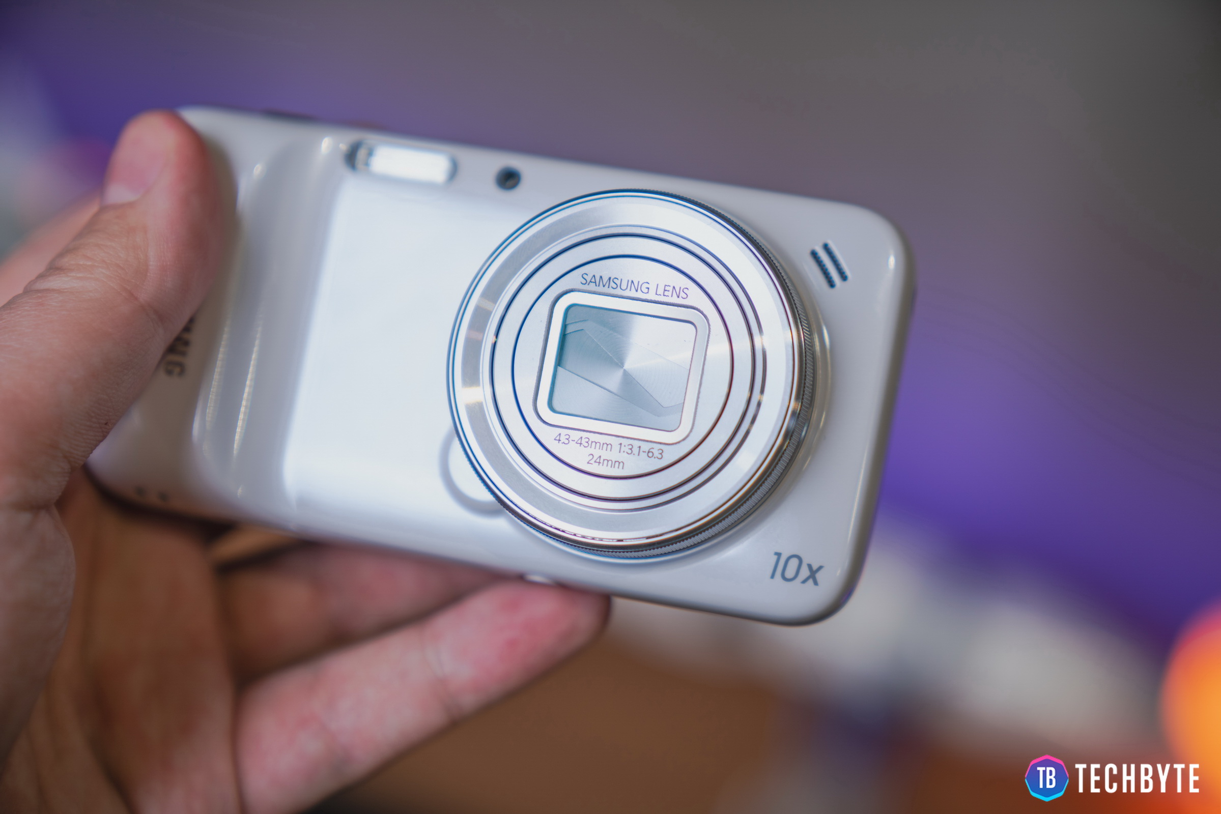 Samsung Galaxy S4 zoom patrí medzi unikáty, ktoré by ste dnes hľadali len veľmi ťažko. Čo všetko ponúkal tento hybrid z roku 2013?