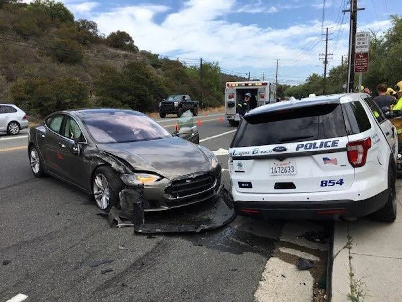 tesla nehoda policia jpg