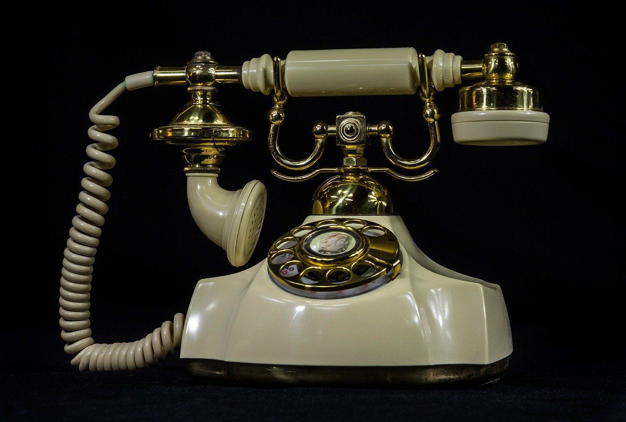 stary telefon tit