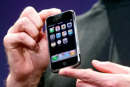 steve jobs prvy iphone 1