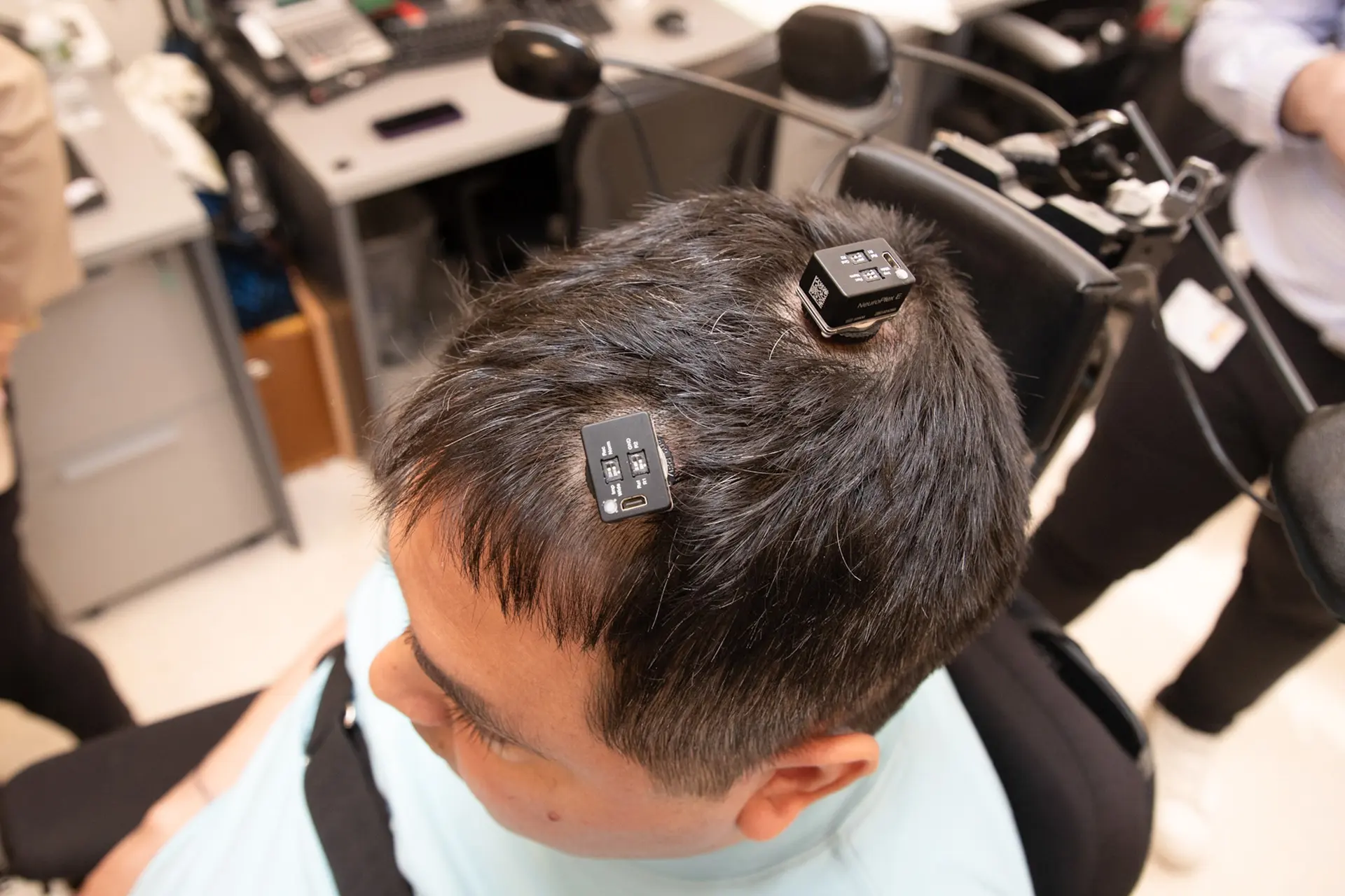 Keith Thomas má v mozgu implantované čipy
