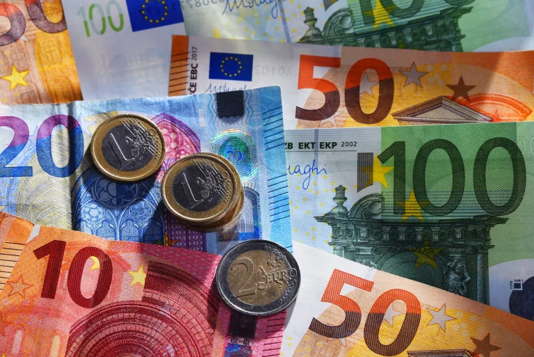 Peniaze euro bankovky a mince