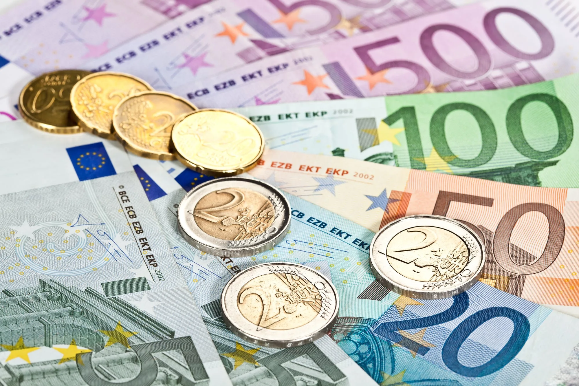 Peniaze euro bankovky a mince, popkatky
