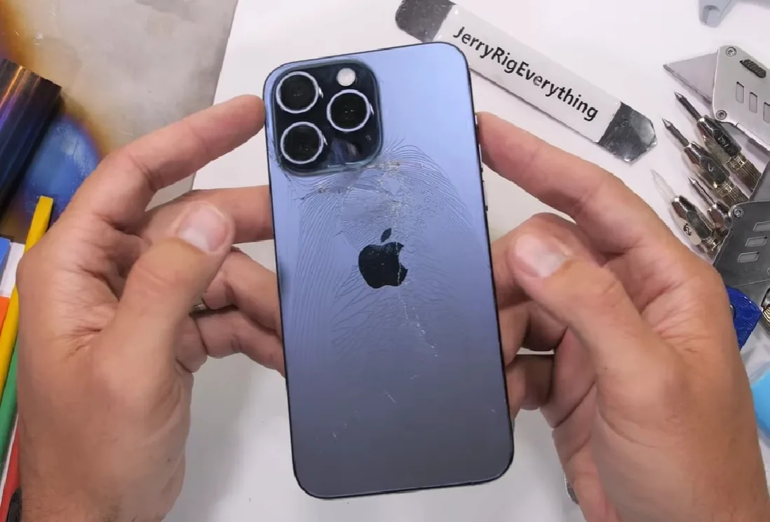 iPhone 15 Pro Max v teste odolnosti od JerryRigEverything