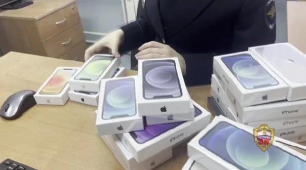Ukradnuté smartfóny iPhone v ruskom obchode s elektronikou