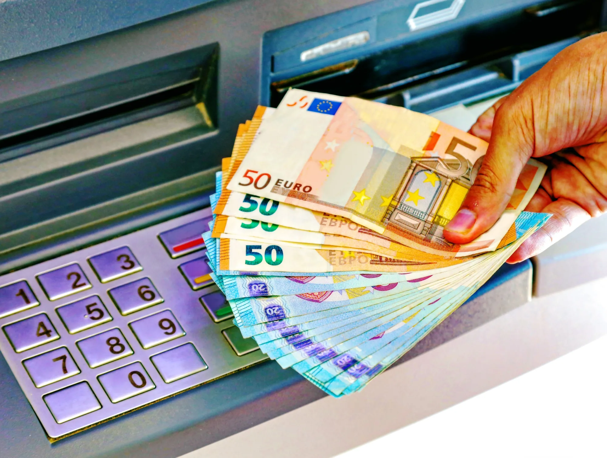 Peniaze, bankomat, euro