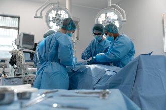 doktori, transplantácia, operácia, prasacia pečeň