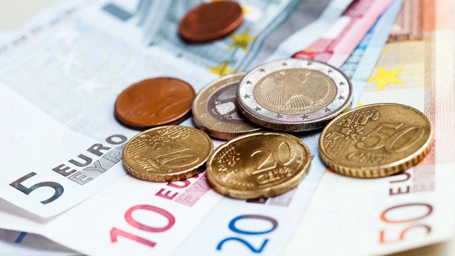 Peniaze, euro, mince, bankovky, odvody, daň, minimálna mzda, konsolidácia, chudoba
