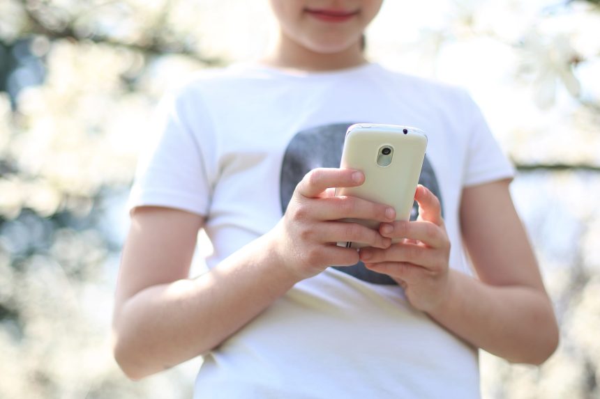 dieťa s mobilom, zákaz
