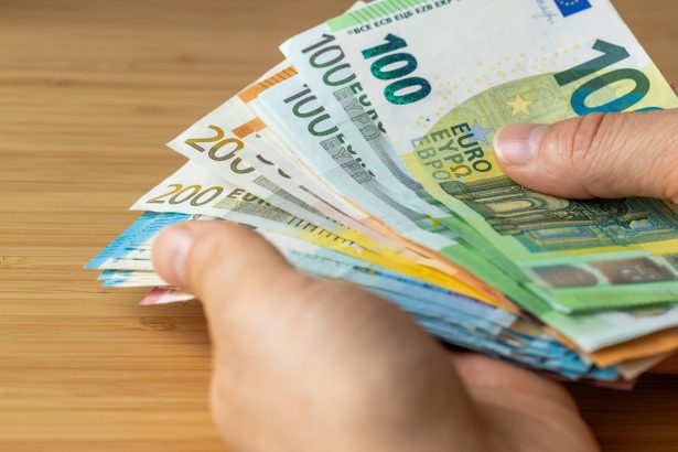 Peniaze, bankovky, euro, daň, banka, dôchodky, nárok na kompenzáciu, finančná situácia, DPH