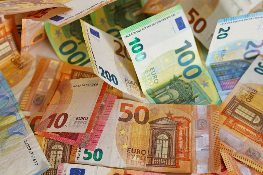 Peniaze, euro bankovky, odvodová úľava, podnikatelia, poistenie