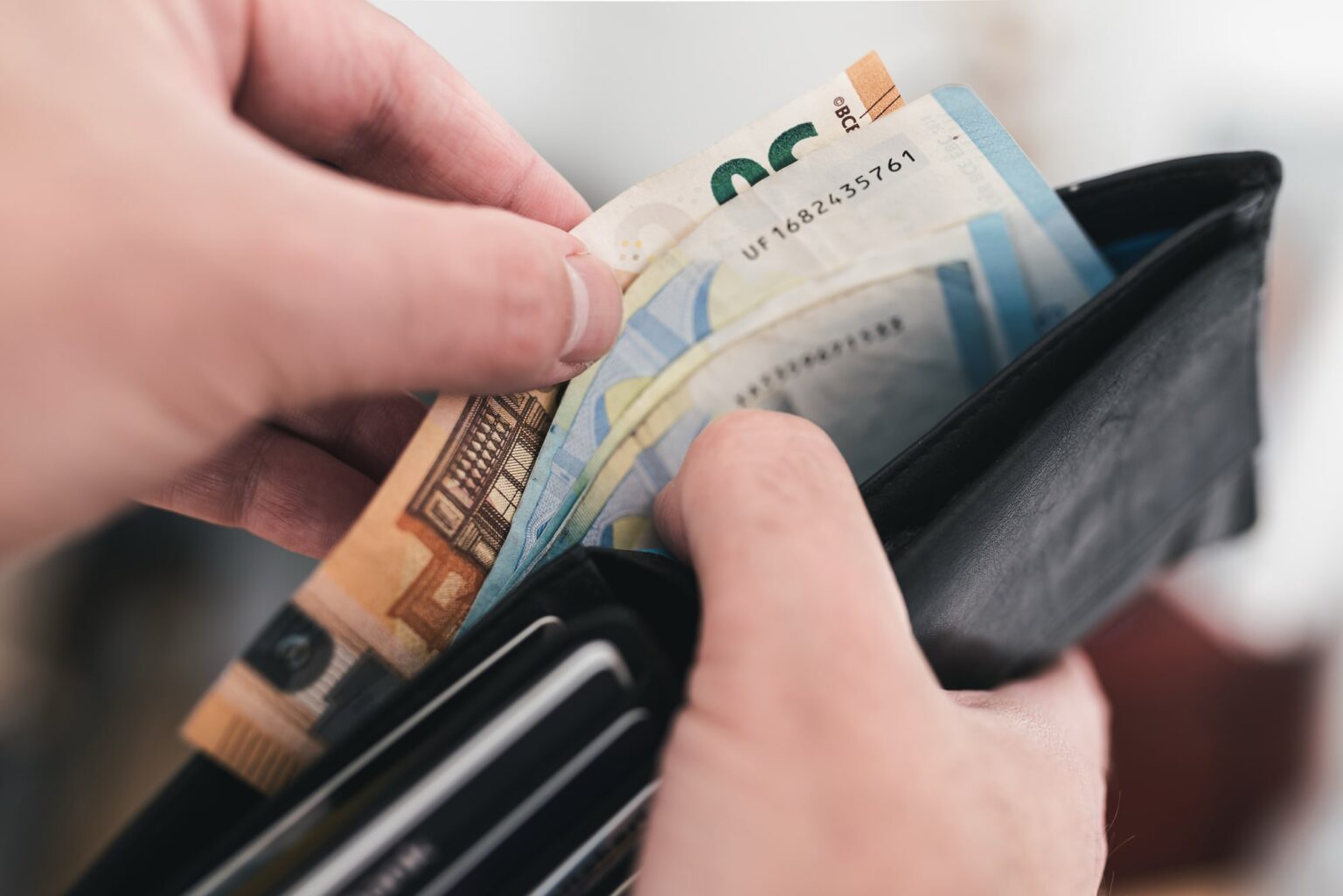 peniaze, peňaženka, úrady práce, zdražovanie, platy, príplatky, štát