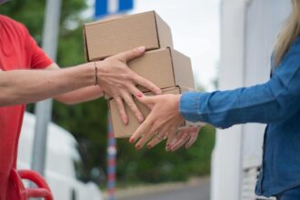 kuriér, pošta, balíček, zásielkové služby, podvodné balíčky