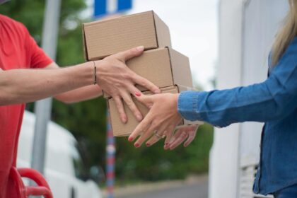 kuriér, pošta, balíček, zásielkové služby, podvodné balíčky