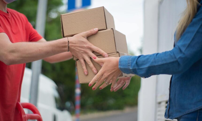 kuriér, pošta, balíček, zásielkové služby, podvodné balíčky