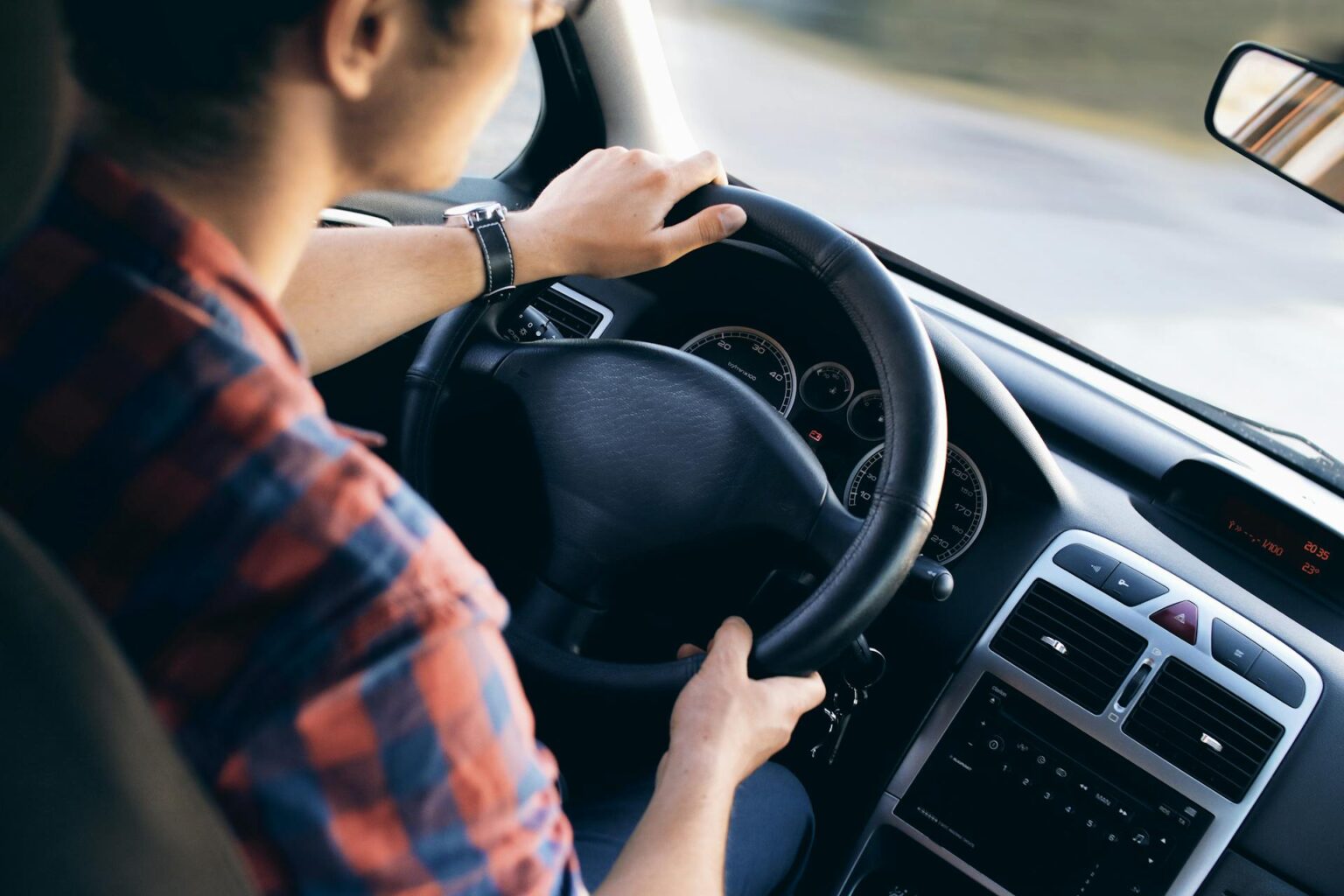 vodič, volant, chyby za volantom, autoškoly, vibrácie volantu, mýty, auto, riziko, zlozvyk, PZP