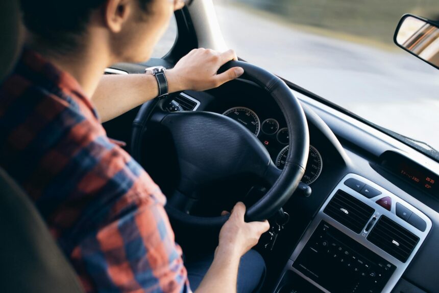 vodič, volant, chyby za volantom, autoškoly, vibrácie volantu, mýty, auto, riziko, zlozvyk