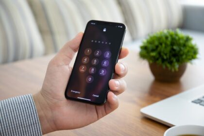 PIN kód, iPhone, mobil v ruke