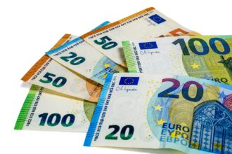 euro, peniaze, bankovky, mince, daň, poplatok