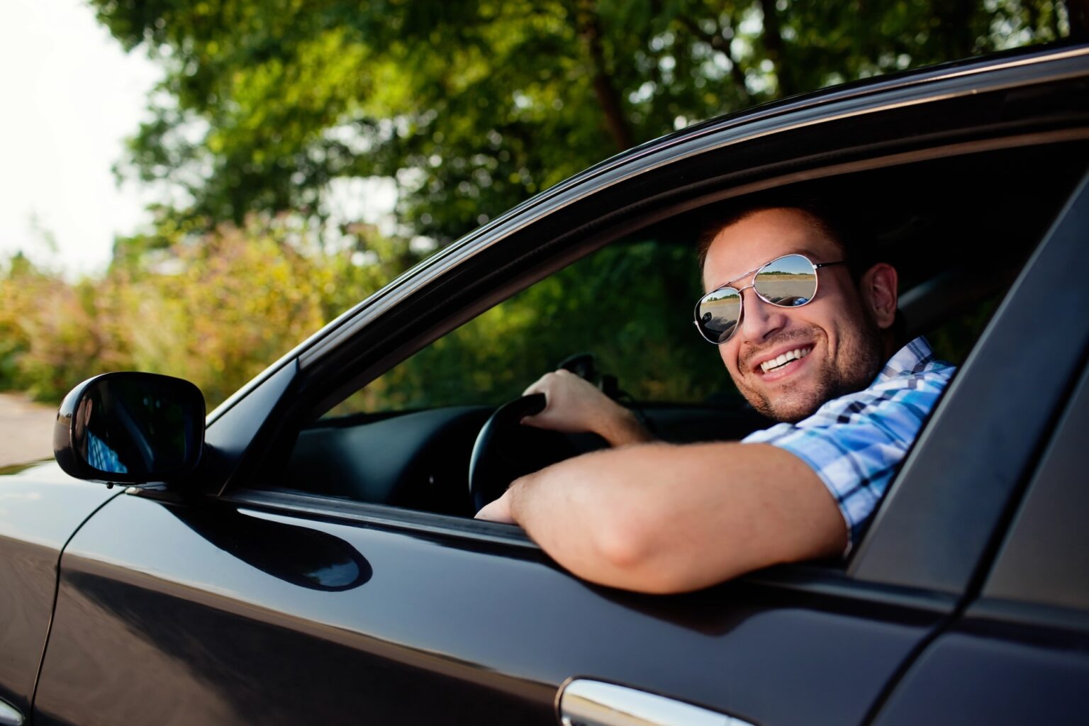 vodič, auto, slnečné okuliare, gestá, otvorené okná
