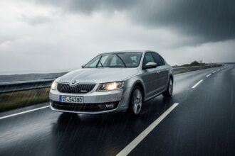 auto počas búrky na ceste
