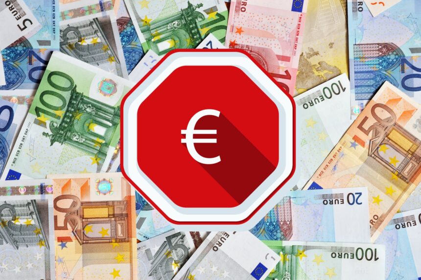 Euro, peniaze, bankovky, poplatok