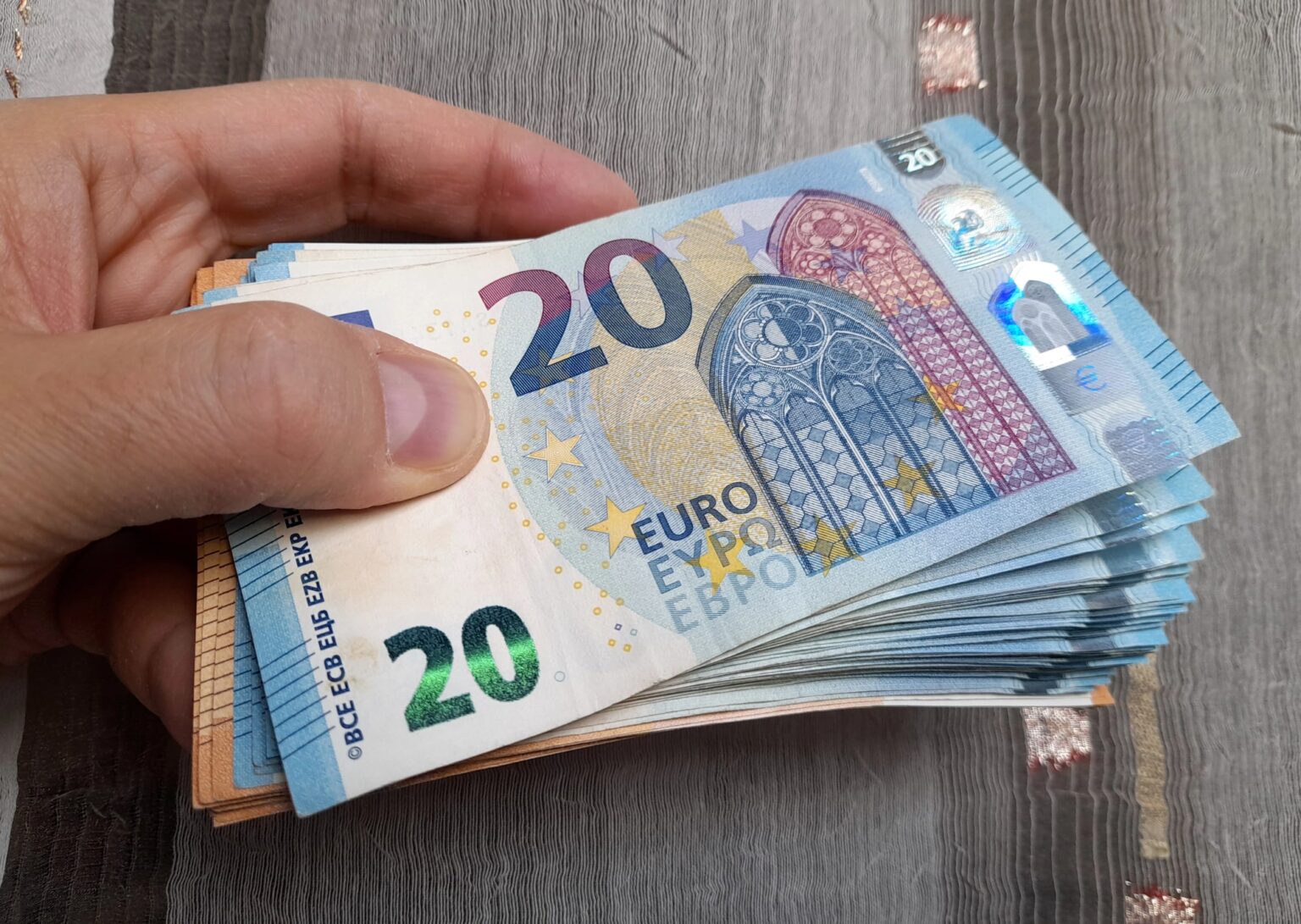 Peniaze, bankovky, euro, pokuta, dane, DPH, minimálna mzda, poplatok