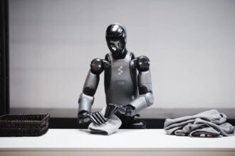 Robot Figure 02 skladajúci bielizeň
