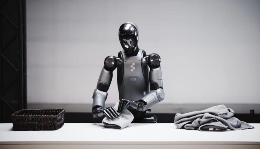 Robot Figure 02 skladajúci bielizeň