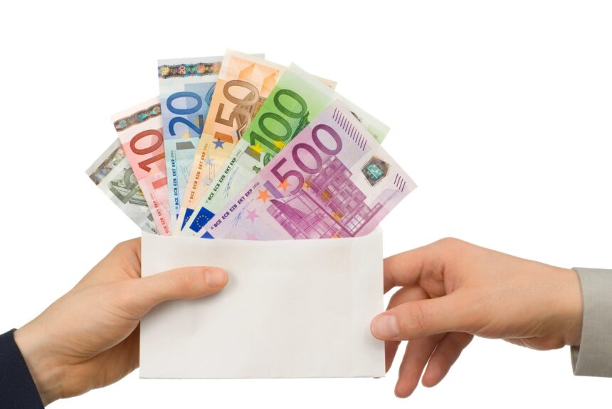 Peniaze, dôchodok, sporenie, penzisti, konsolidácia, plat, dávka v nezamestnanosti, odvody, konsolidácia, inflácia, živnostníkov, príspevok, konsolidačný balík, platy, banky, SZČO, zákon, sviatky, príplatky