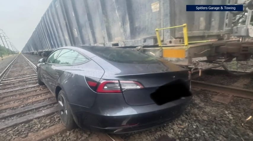 Tesla skončila pod vlakom