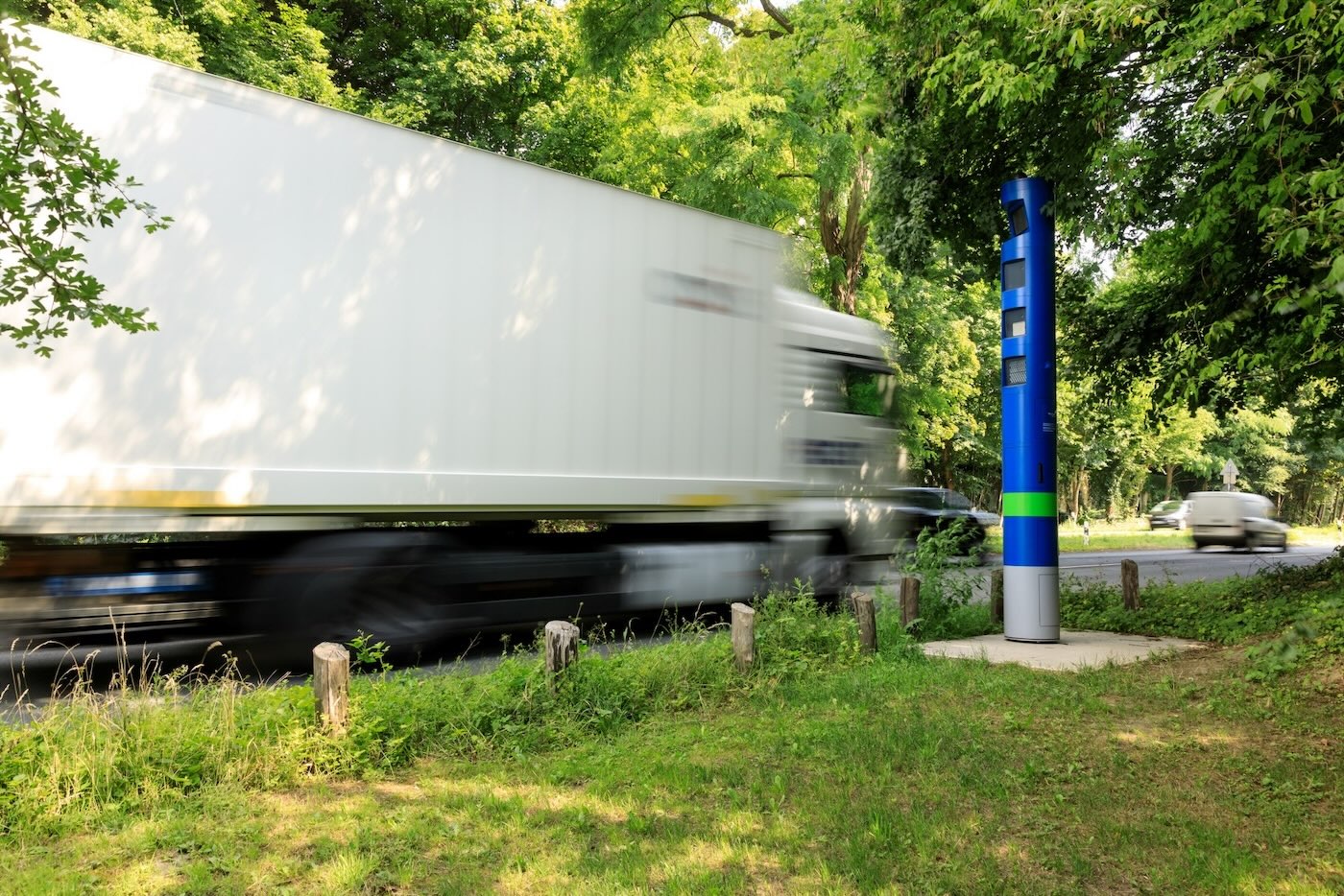 Vodiči, POZOR: Modré stĺpy na diaľniciach strašia vodičov. Takmer nikto nevie, na čo naozaj slúžia