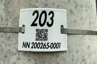 QR kód na stĺpe elektrického vedenia