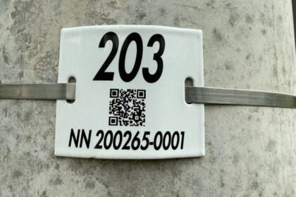 QR kód na stĺpe elektrického vedenia