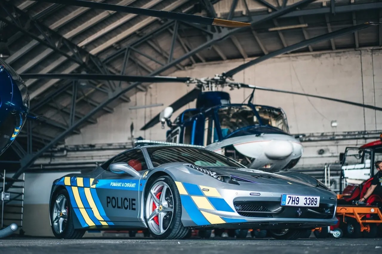 vozidlo českej polície - Ferrari 458 Italia