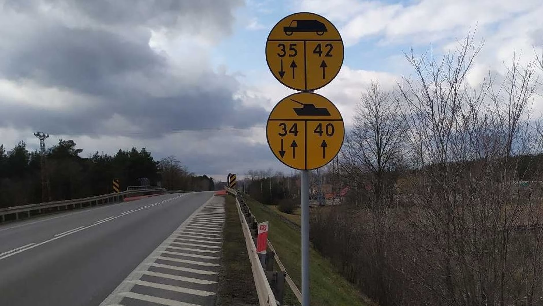 Vodiči, POZOR: Na cestách sa začali objavovať žlté značky s tankom. Skoro nikto nevie, čo znamenajú