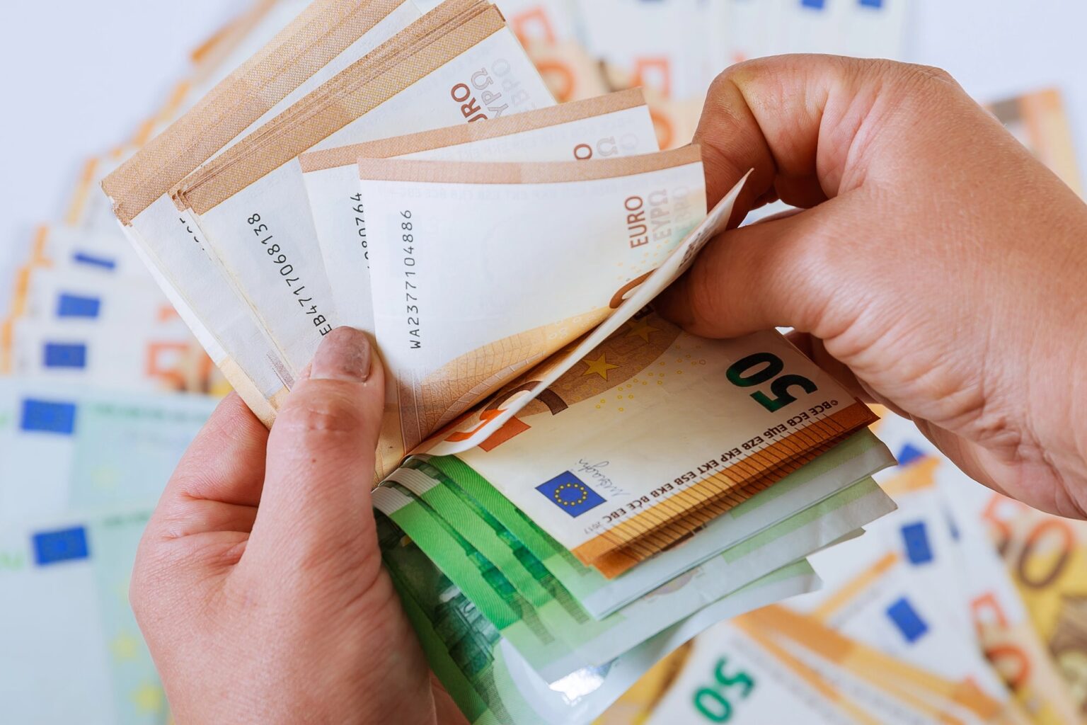 Peniaze, mzdy, príspevok, odvody, daň, 13. dôchodok, odliv mozgov, konsolidácia, rekreačné poukazy, platby, úľava, sankcie, živnostníci, poistenie, plat
