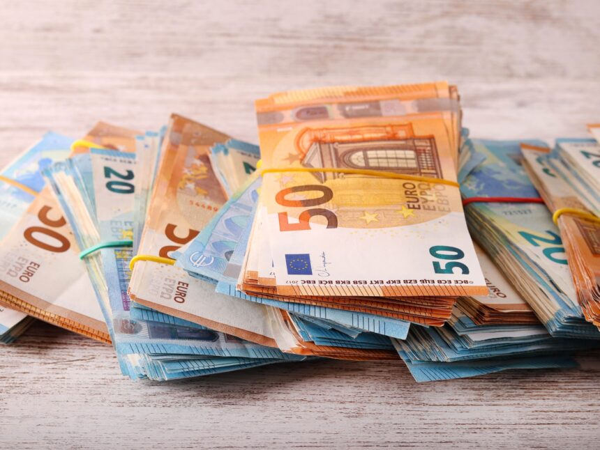 Peniaze, voľno, štát, poplatky, kataster, dôchodok, priemerná mzda, penále, dôchodok