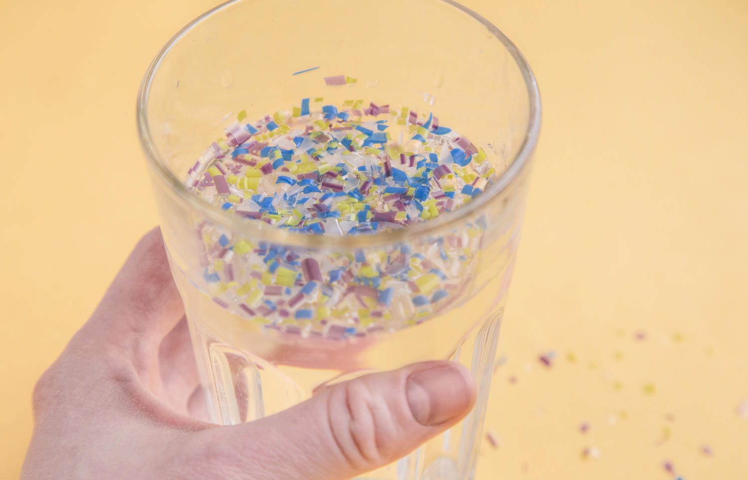 balená voda, mikroplasty